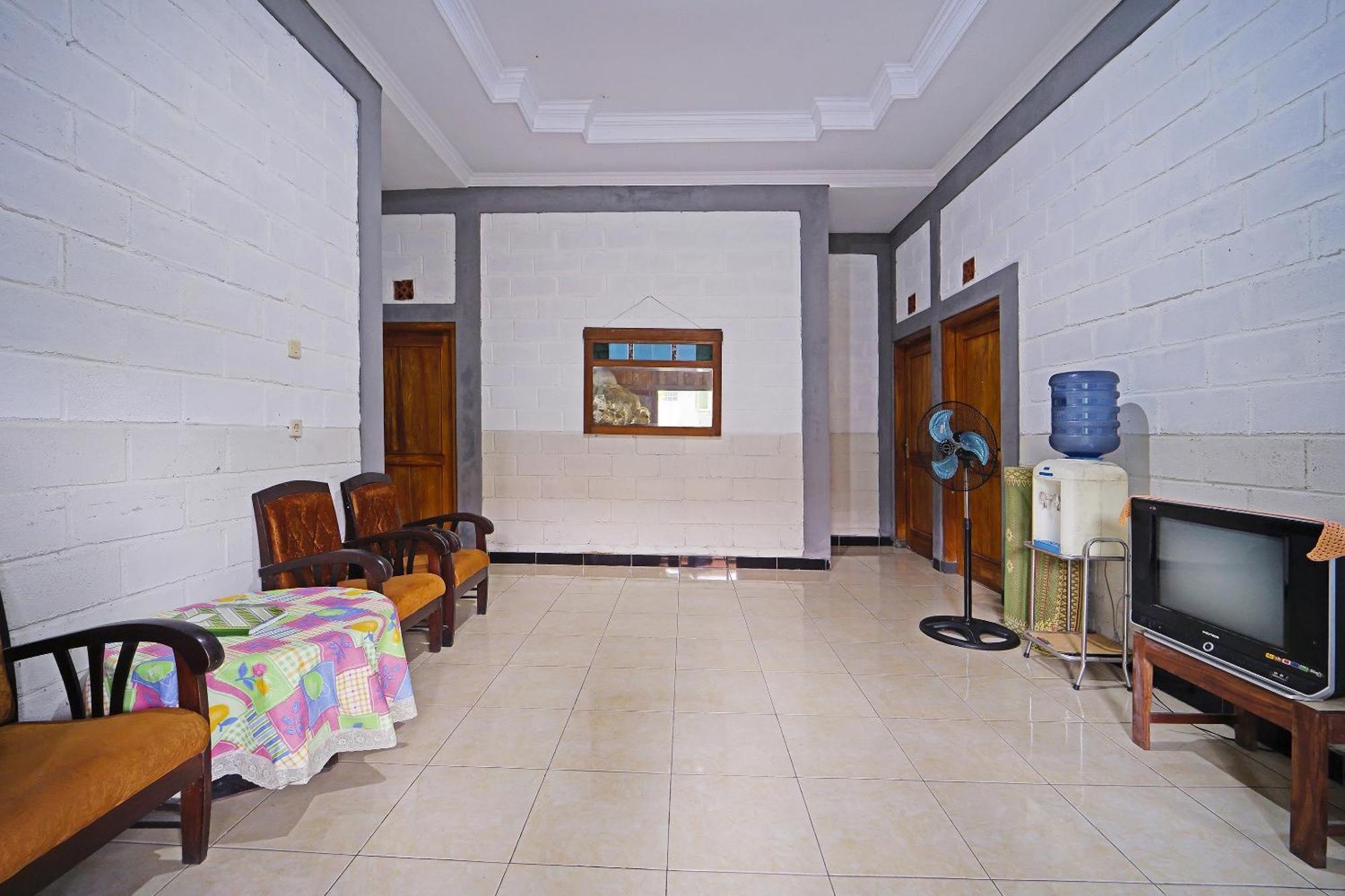 Spot On 91085 Griya Estu Wening Hotel Sleman  Buitenkant foto
