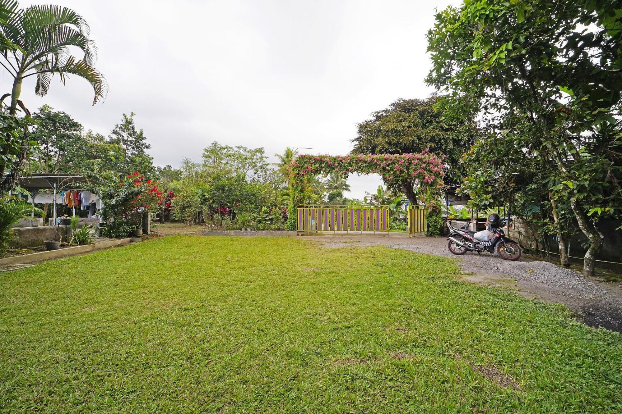 Spot On 91085 Griya Estu Wening Hotel Sleman  Buitenkant foto