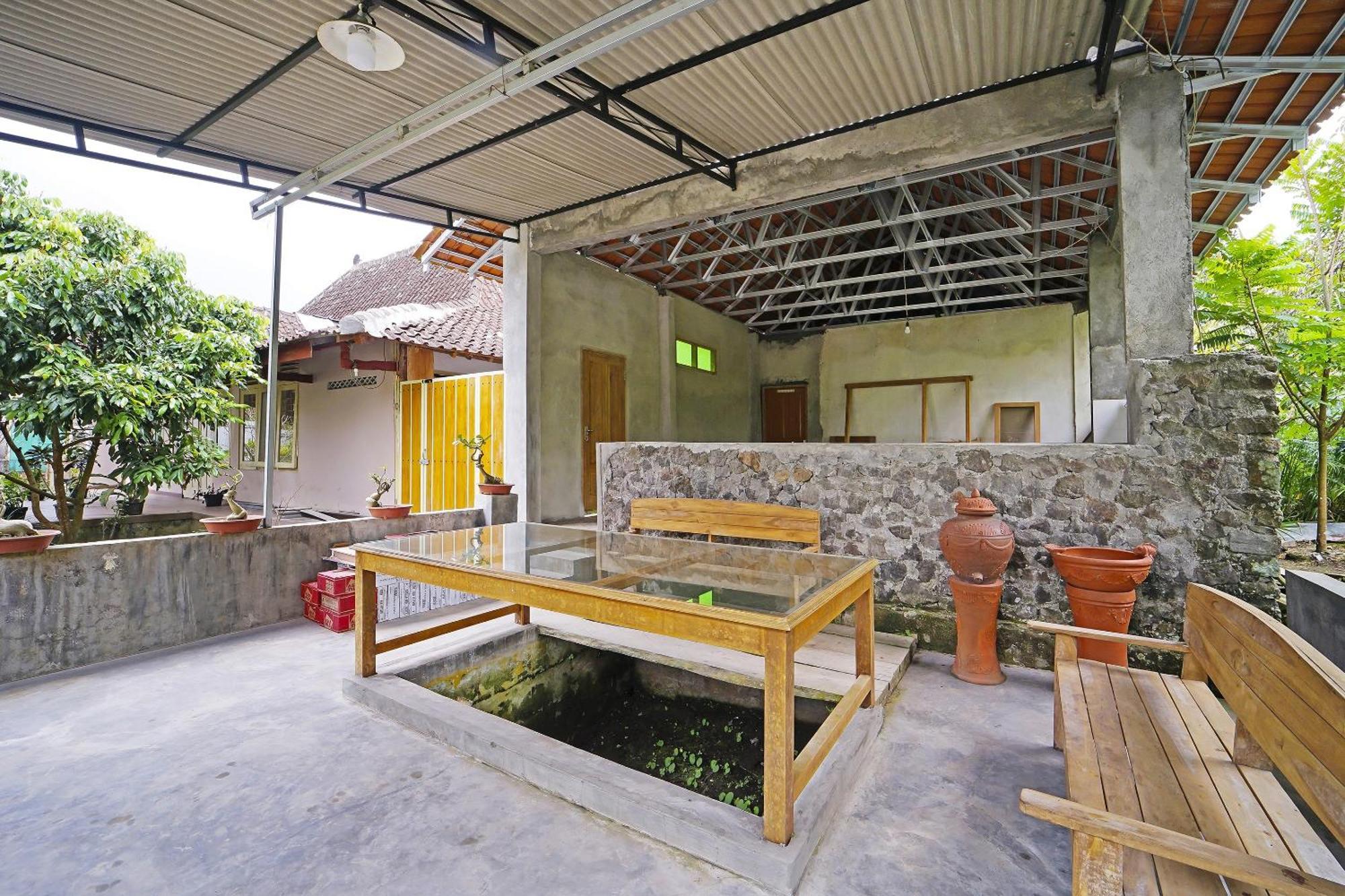 Spot On 91085 Griya Estu Wening Hotel Sleman  Buitenkant foto