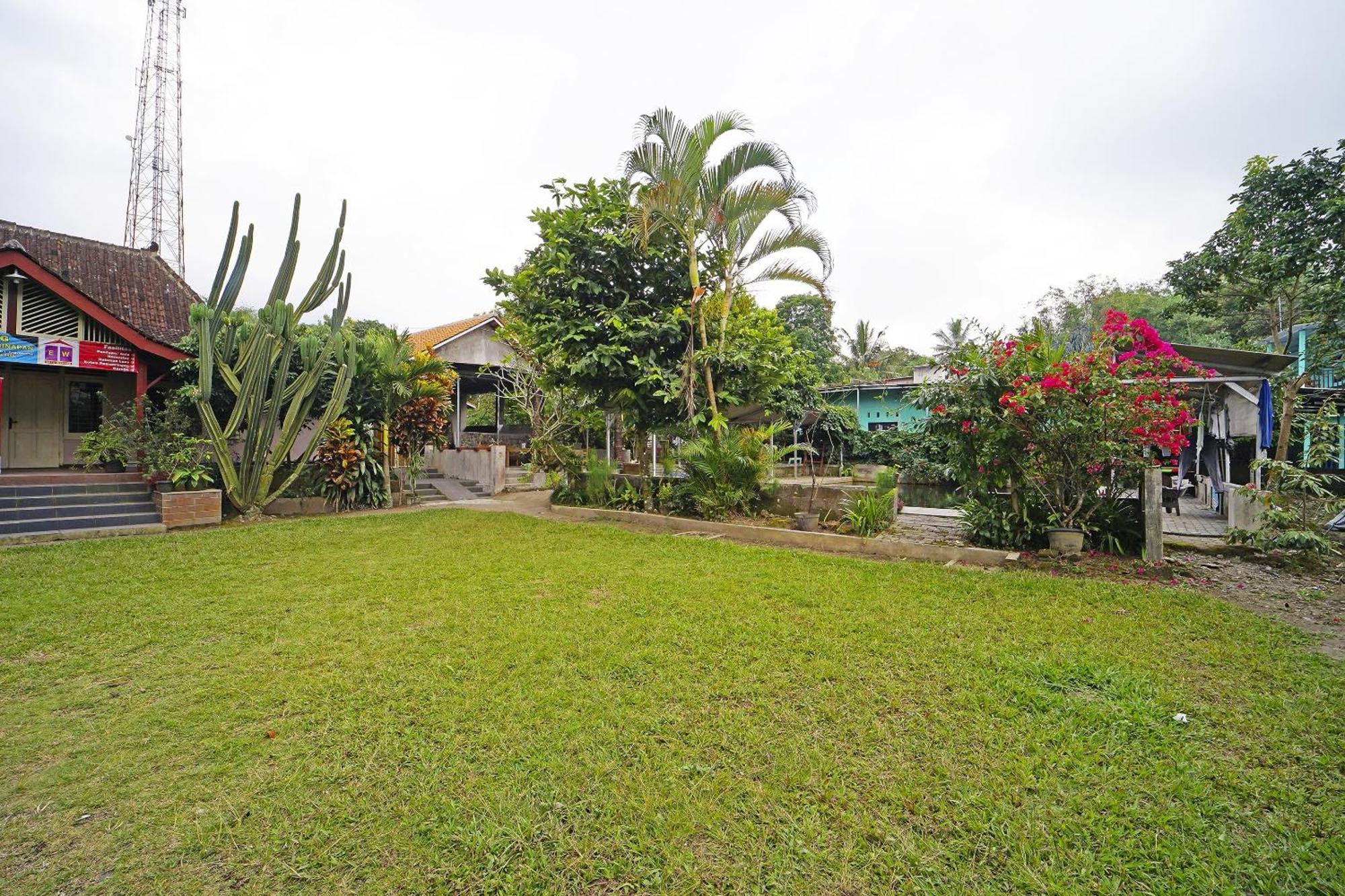 Spot On 91085 Griya Estu Wening Hotel Sleman  Buitenkant foto